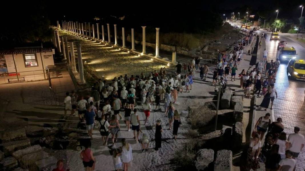 Gündüz sıcağından kaçan kültür meraklıları tarihi alanları gece serinliğinde görme fırsatı yakalıyor 13